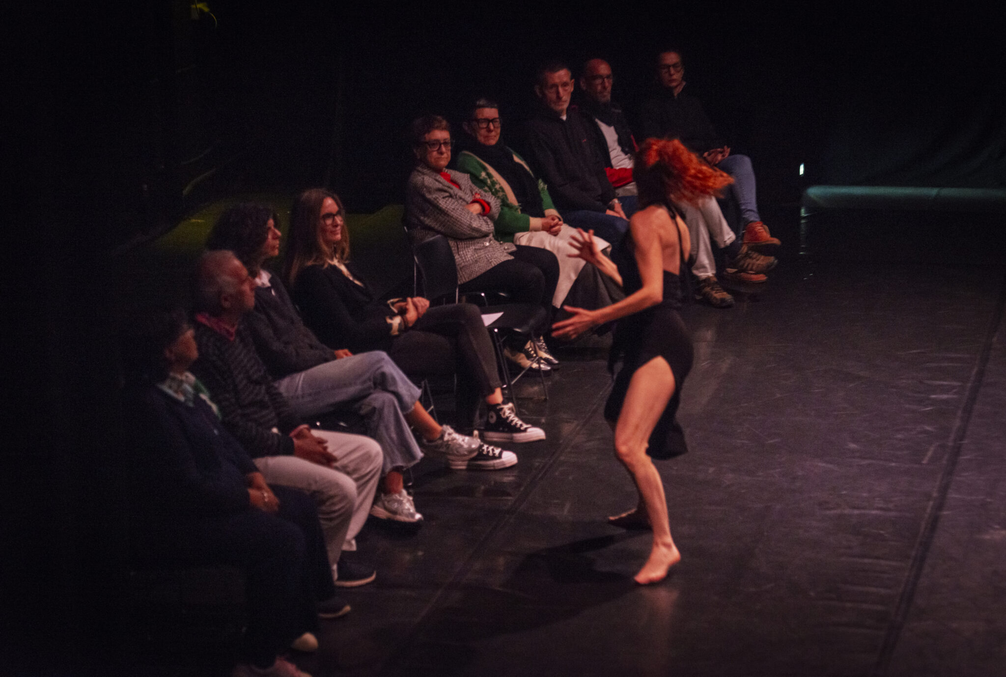 Sobre cuerdas es un viaje emocional que puede plantear preguntas y establecerá una loca y creativa conversación entre el músico João Lima, la bailarina coreógrafa Alicia Soto y el público. Una experiencia sonora emocional única e irrepetible que te conecta contigo mismo. 
 
La propuesta de este concierto de guitarra y danza, tiene tres pilares como punto de partida y sus protagonistas son: el movimiento, la música en directo y el público no como oyente u observador, sino que entre a convertirse en un intérprete activo. Una creación que es objeto del nuevo ciclo de investigación que está desarrollando la artista Alicia Soto basado en el concepto “la contemplación”.