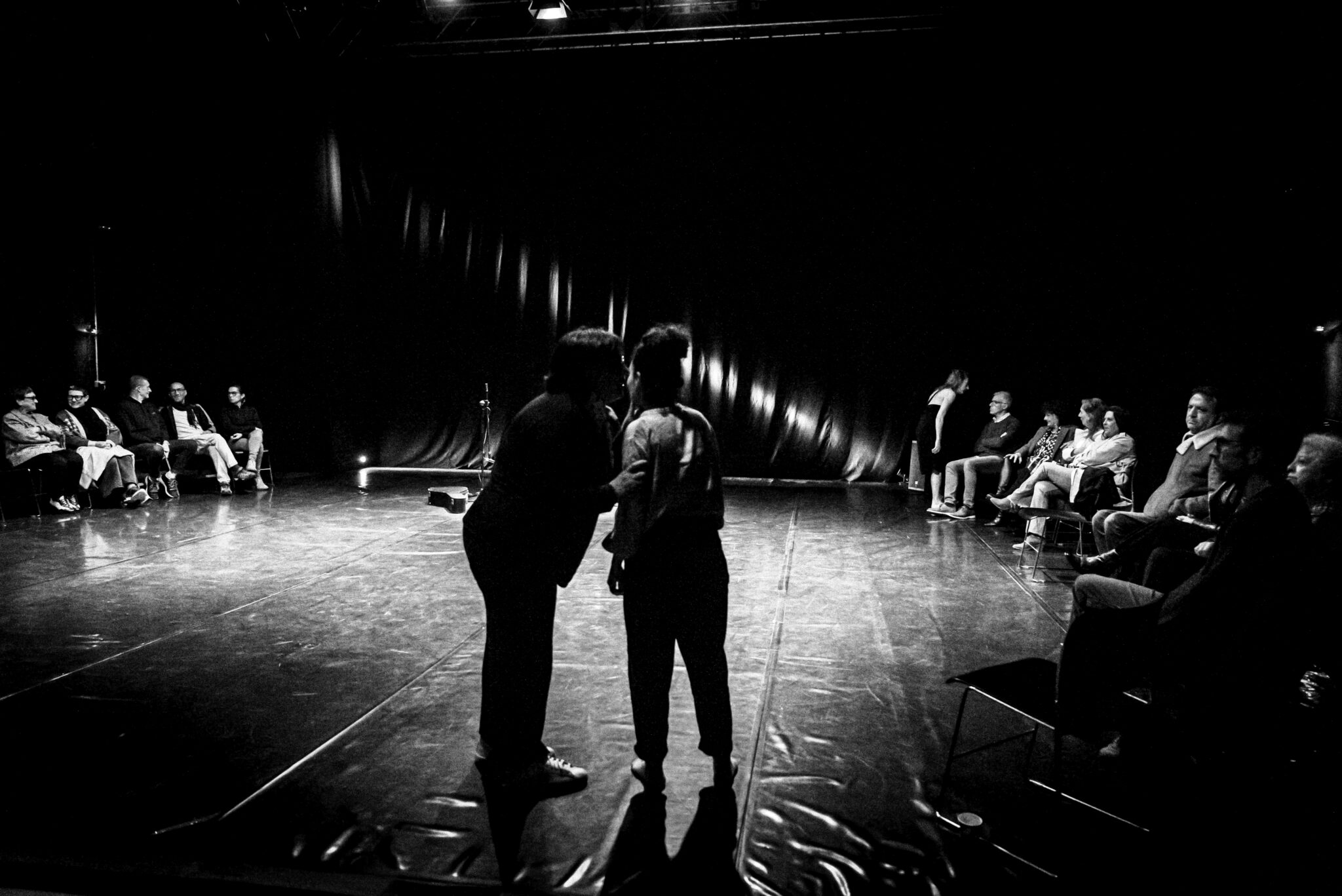 Sobre cuerdas es un viaje emocional que puede plantear preguntas y establecerá una loca y creativa conversación entre el músico João Lima, la bailarina coreógrafa Alicia Soto y el público. Una experiencia sonora emocional única e irrepetible que te conecta contigo mismo. 
 
La propuesta de este concierto de guitarra y danza, tiene tres pilares como punto de partida y sus protagonistas son: el movimiento, la música en directo y el público no como oyente u observador, sino que entre a convertirse en un intérprete activo. Una creación que es objeto del nuevo ciclo de investigación que está desarrollando la artista Alicia Soto basado en el concepto “la contemplación”.