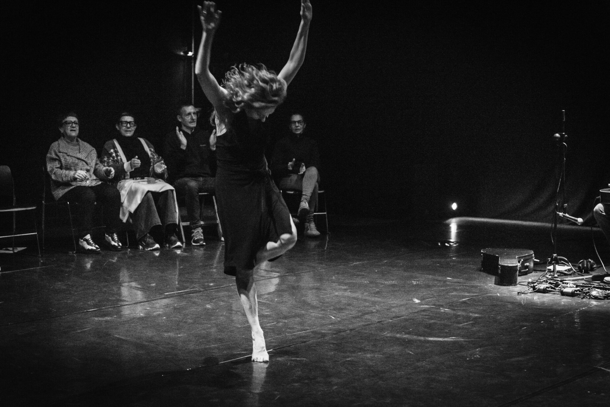 Sobre cuerdas es un viaje emocional que puede plantear preguntas y establecerá una loca y creativa conversación entre el músico João Lima, la bailarina coreógrafa Alicia Soto y el público. Una experiencia sonora emocional única e irrepetible que te conecta contigo mismo. 
 
La propuesta de este concierto de guitarra y danza, tiene tres pilares como punto de partida y sus protagonistas son: el movimiento, la música en directo y el público no como oyente u observador, sino que entre a convertirse en un intérprete activo. Una creación que es objeto del nuevo ciclo de investigación que está desarrollando la artista Alicia Soto basado en el concepto “la contemplación”.