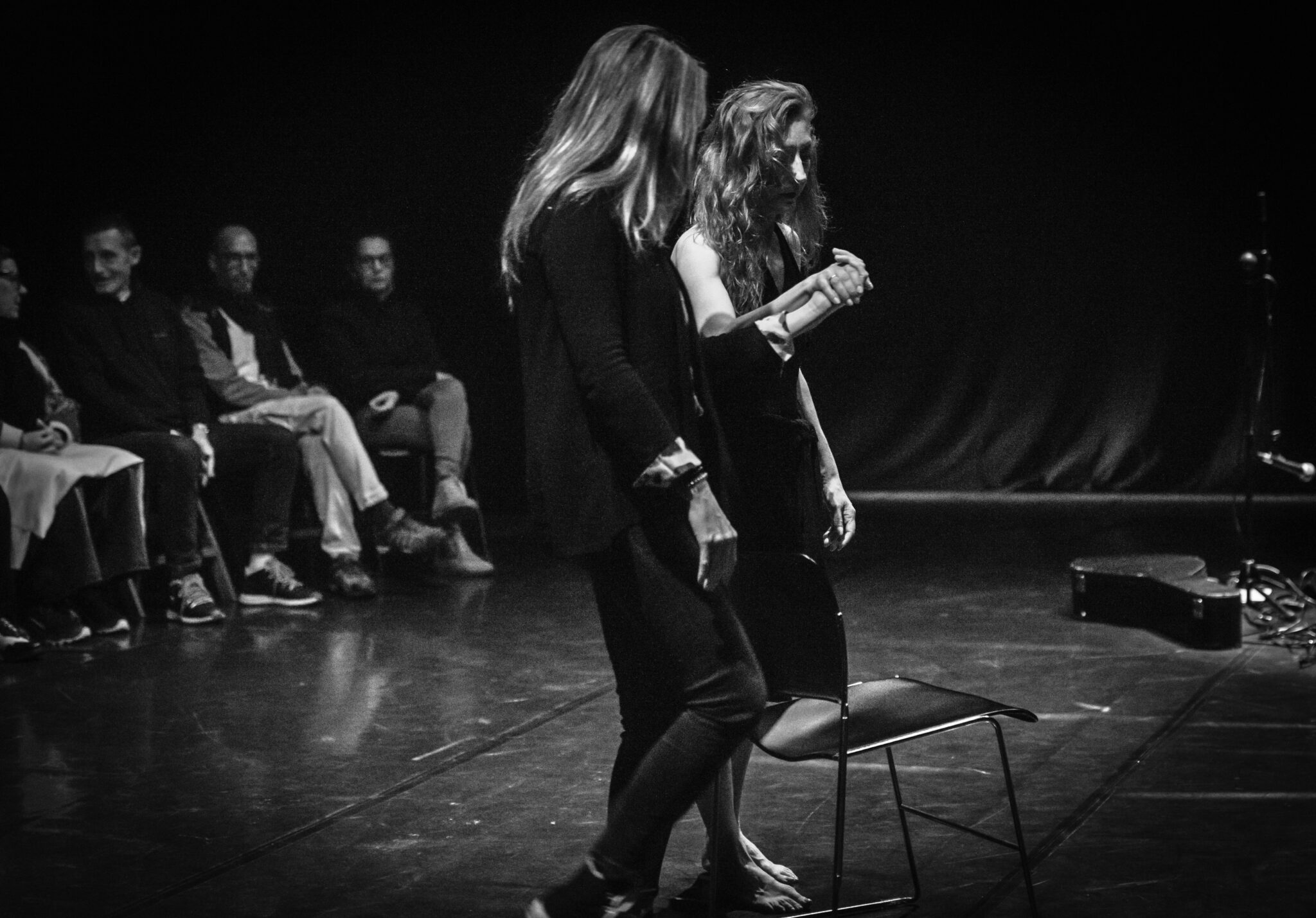 Sobre cuerdas es un viaje emocional que puede plantear preguntas y establecerá una loca y creativa conversación entre el músico João Lima, la bailarina coreógrafa Alicia Soto y el público. Una experiencia sonora emocional única e irrepetible que te conecta contigo mismo. 
 
La propuesta de este concierto de guitarra y danza, tiene tres pilares como punto de partida y sus protagonistas son: el movimiento, la música en directo y el público no como oyente u observador, sino que entre a convertirse en un intérprete activo. Una creación que es objeto del nuevo ciclo de investigación que está desarrollando la artista Alicia Soto basado en el concepto “la contemplación”.