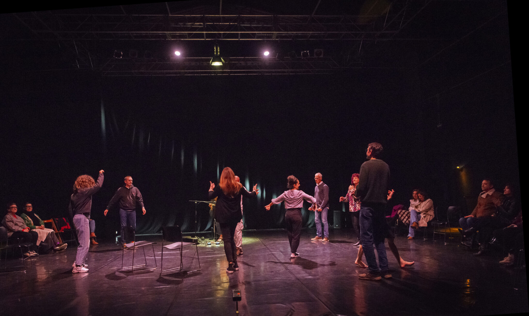 Sobre cuerdas es un viaje emocional que puede plantear preguntas y establecerá una loca y creativa conversación entre el músico João Lima, la bailarina coreógrafa Alicia Soto y el público. Una experiencia sonora emocional única e irrepetible que te conecta contigo mismo. 
 
La propuesta de este concierto de guitarra y danza, tiene tres pilares como punto de partida y sus protagonistas son: el movimiento, la música en directo y el público no como oyente u observador, sino que entre a convertirse en un intérprete activo. Una creación que es objeto del nuevo ciclo de investigación que está desarrollando la artista Alicia Soto basado en el concepto “la contemplación”.