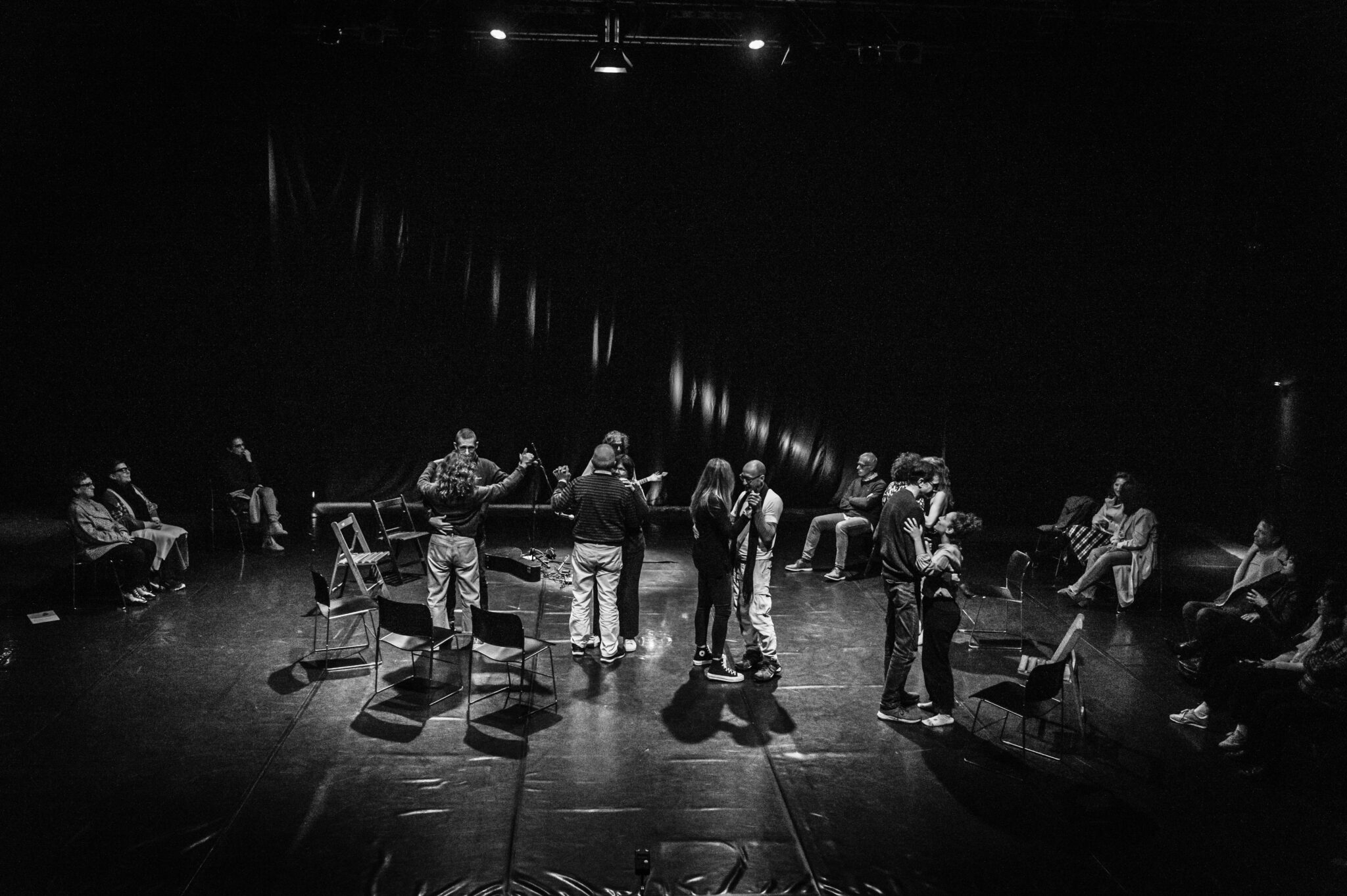 Sobre cuerdas es un viaje emocional que puede plantear preguntas y establecerá una loca y creativa conversación entre el músico João Lima, la bailarina coreógrafa Alicia Soto y el público. Una experiencia sonora emocional única e irrepetible que te conecta contigo mismo. 
 
La propuesta de este concierto de guitarra y danza, tiene tres pilares como punto de partida y sus protagonistas son: el movimiento, la música en directo y el público no como oyente u observador, sino que entre a convertirse en un intérprete activo. Una creación que es objeto del nuevo ciclo de investigación que está desarrollando la artista Alicia Soto basado en el concepto “la contemplación”.