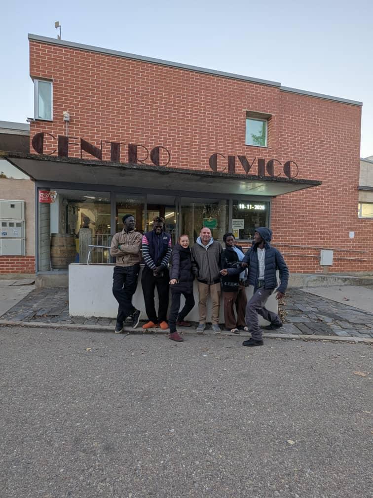 Participantes frente al Centro Cívico de Serrada
